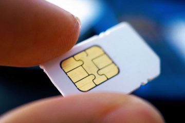 Hand met SIM kaart