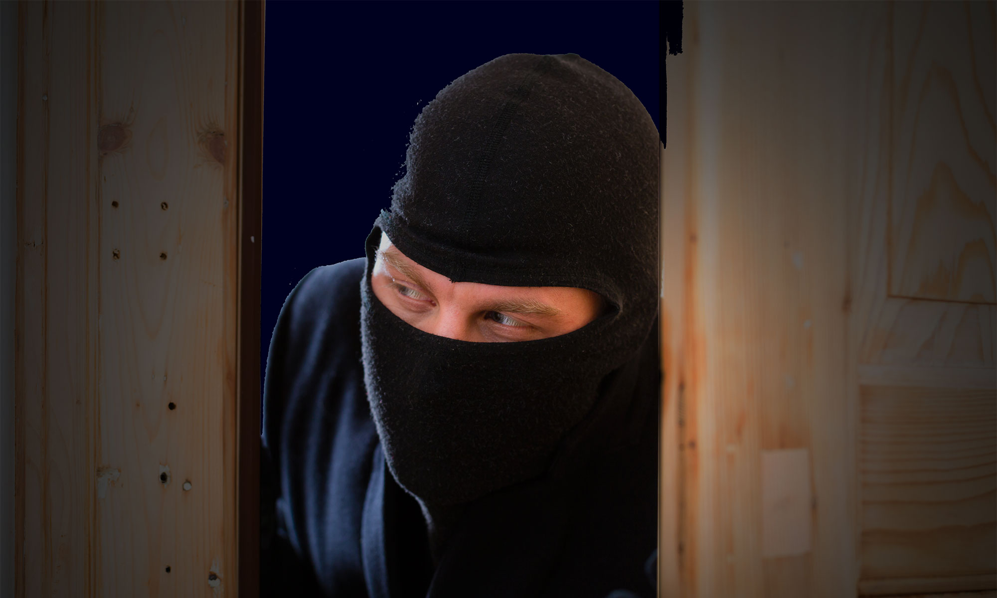 Gemaskerde inbreker sluipt binnen via de deur