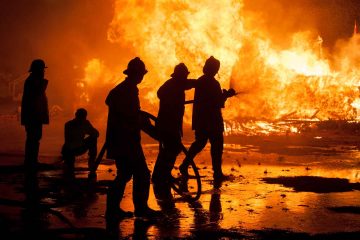 Brandweermannen blussen een brand