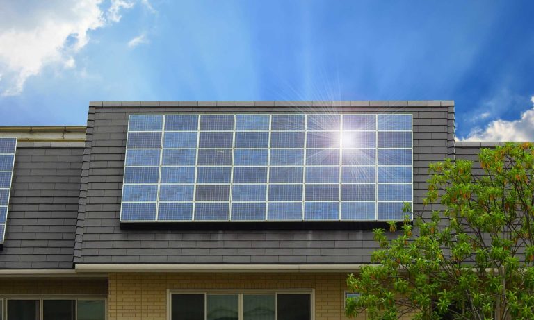 Dak huis met zonnepanelen