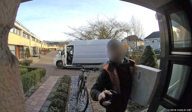 Pakjesbezorger aan de deur