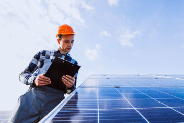 Installateur controleert zonnepanelen
