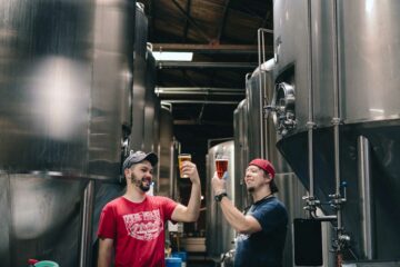 Mannen in een bierbrouwerij