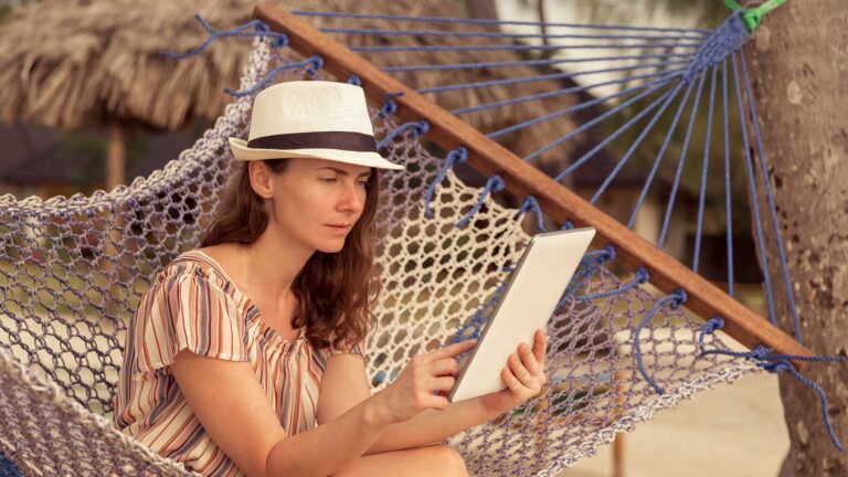 Vrouw met laptop in vakantiesetting